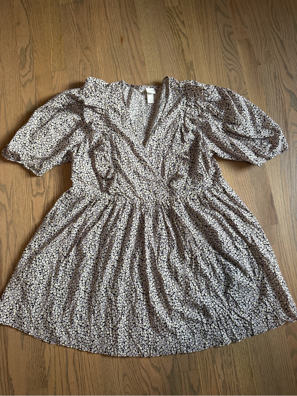 H & M V-Neck Puff Sleeve Floral Dress in Cream and Black